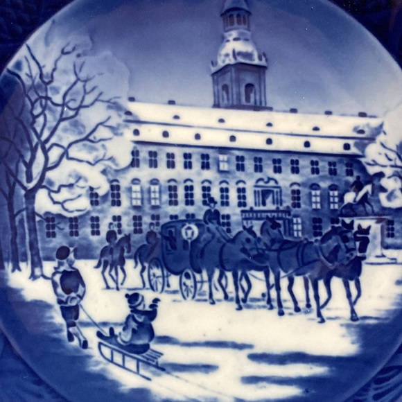 Royal Copenhagen 1992 Queen's Carriage Year Plate - Picture 11 of 16